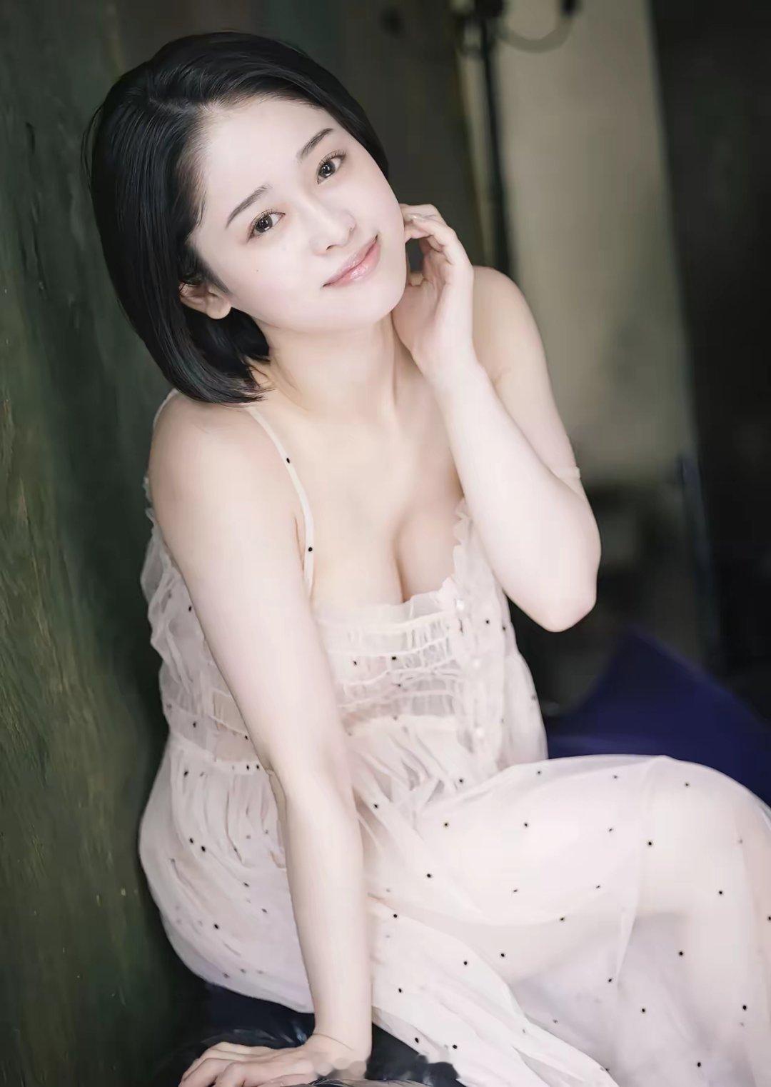 活得干净，展现多面境界1、仪表清爽，是自重之态。2、德行高洁，是待人之诚。3、居