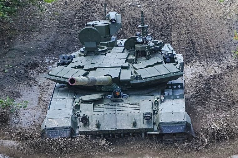 改良了顶部爆反布置方案的后期T-90M，尽可能用“化石”把头顶遮严实了，早起批次