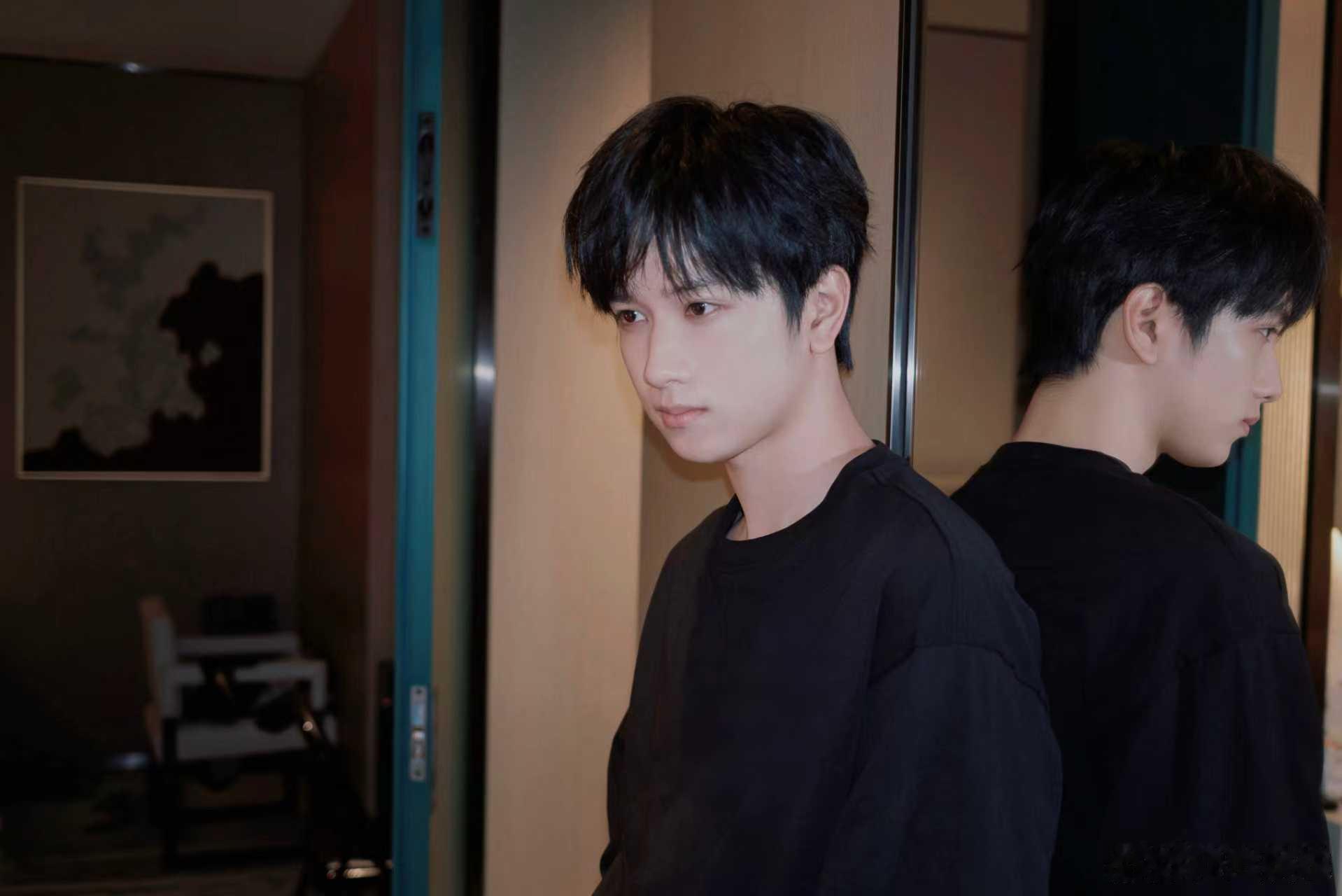 敖子逸最近随拍  敖子逸最近随拍来啦！简单的黑色上衣也能穿出不一样的帅气