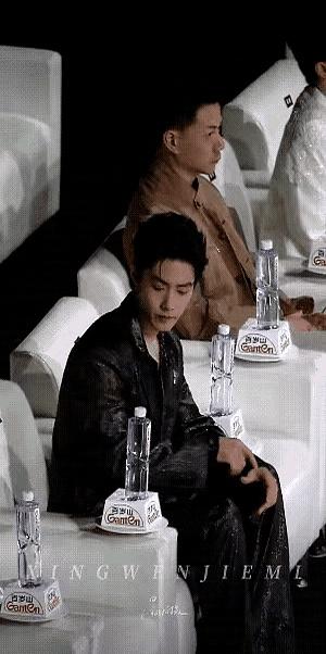 最热闹的夜里，他偏偏像个“定住的人”。
五个小时，肖战几乎没离开座位。
别人