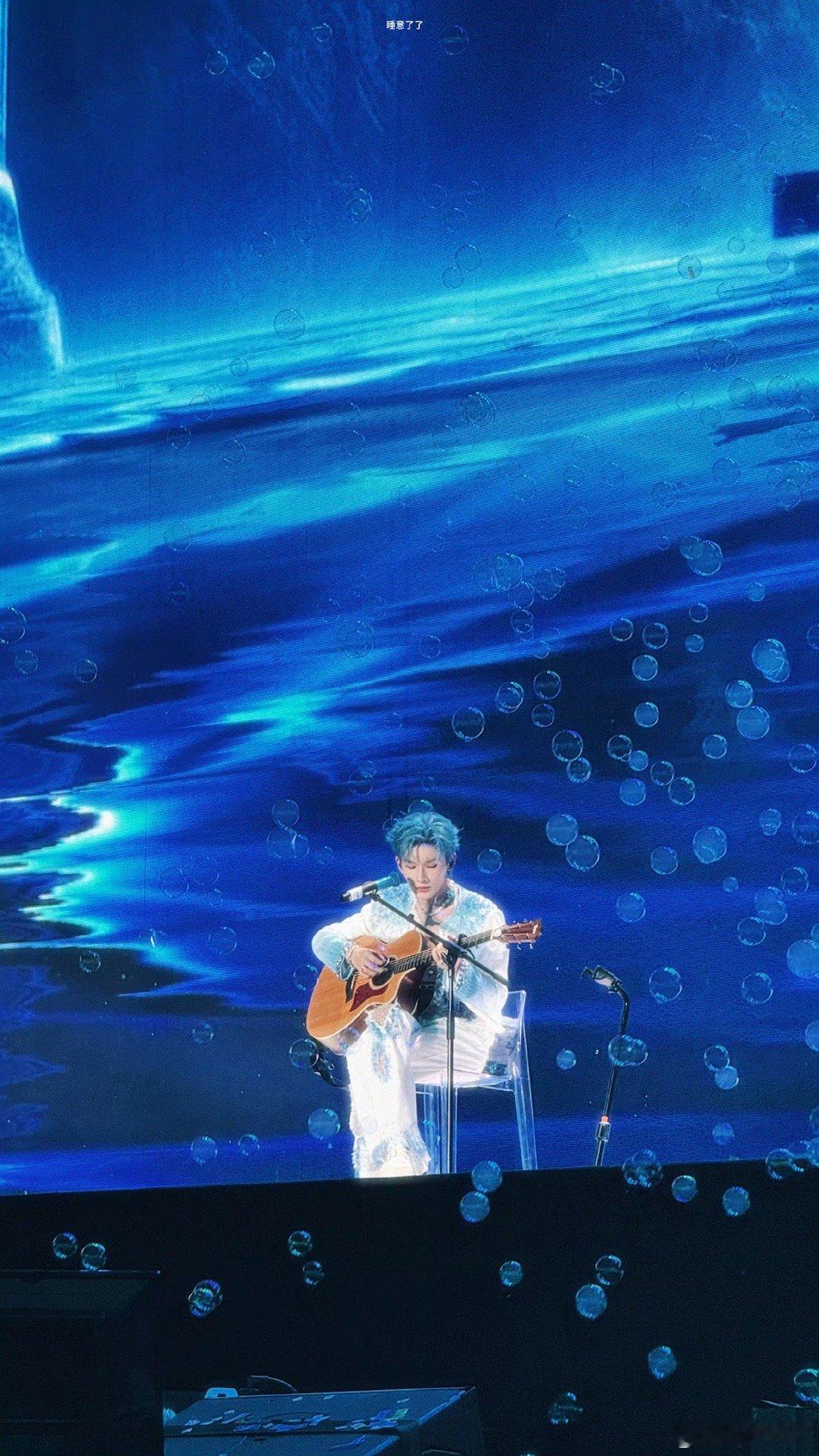余宇涵演唱会余宇涵深海精灵造型 余宇涵这身造型把“深海精灵”具象化了！清冷气质适