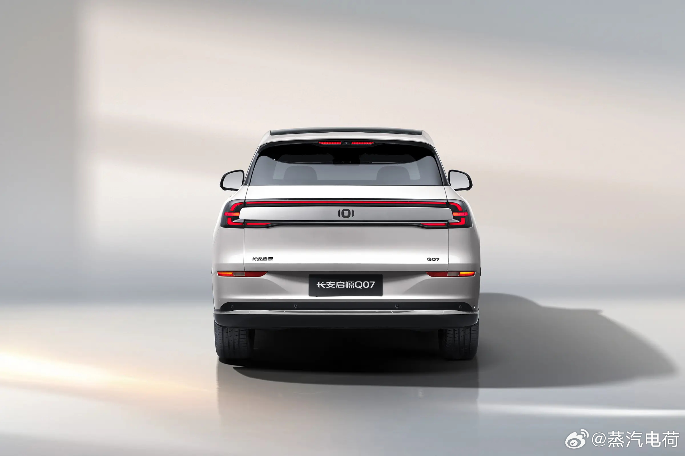 这种“口”字形的尾灯设计，确实挺好看。极氪9X长安启源q07