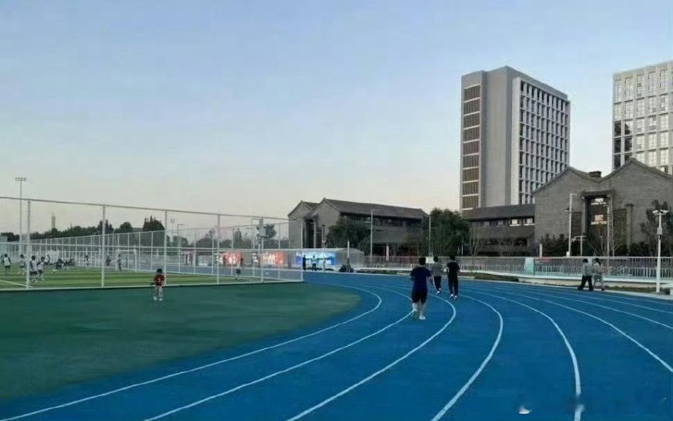 市民反映北京一体育场跑道太费鞋北京某体育场跑道质量堪忧，市民抱怨跑几次鞋就废了。