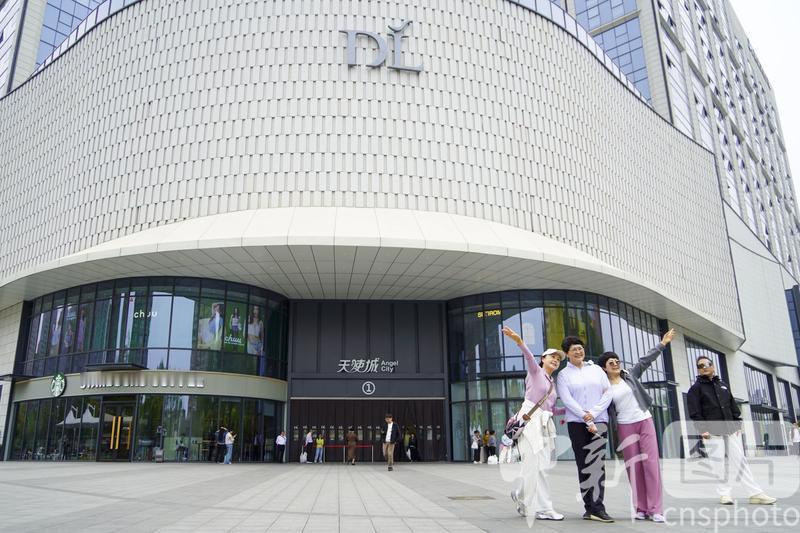 谁敢抹黑胖东来，我们绝不答应！
 最近有人盯着胖东来恶意抹黑、造谣碰瓷，看得人一