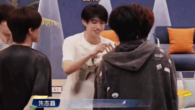 登陆少年给苏醒演唱会送花篮 北京场的小细节太戳人！登陆少年送来的花篮超吸睛，文案