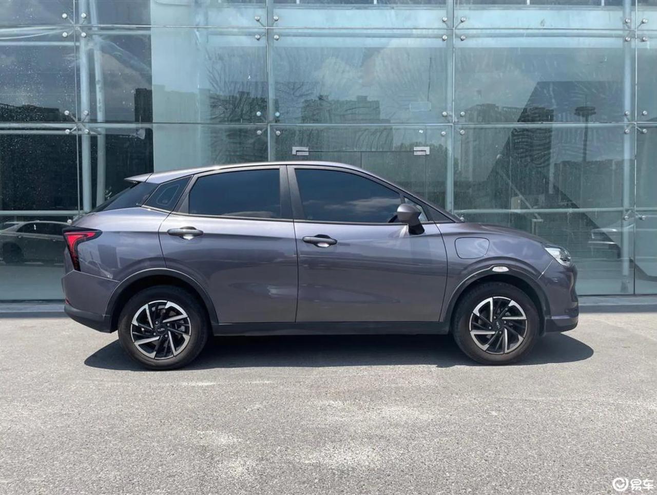 【车主：15寸左右的轮毂，只能说是够用。 车身简单大方，不用很花俏的设计】
哪吒