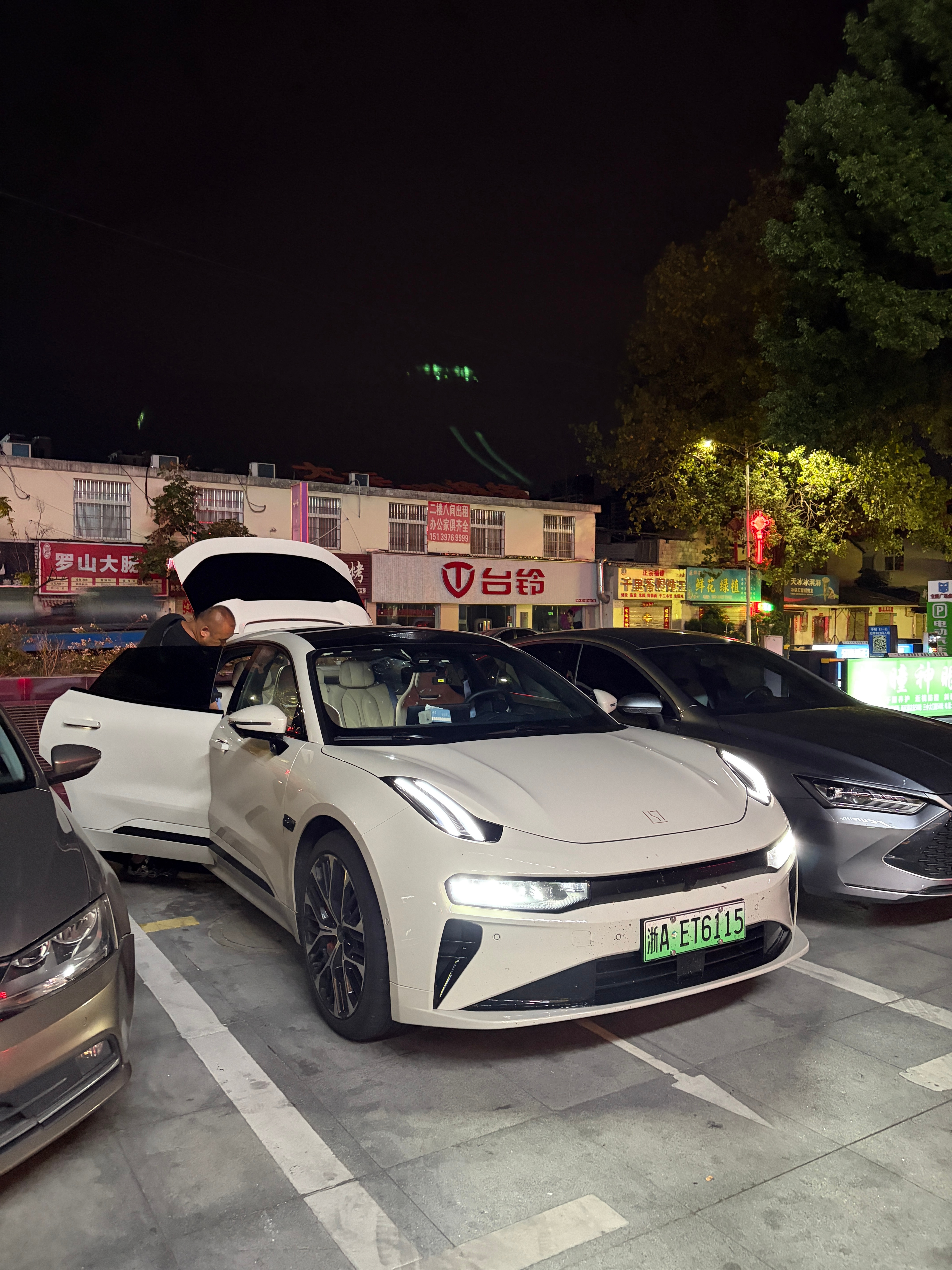 终于到酒店了[苦涩]这里是河南信阳市晚安 铁子们  ​​​