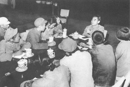 1966年9月，周恩来同即将赴外地串联的北京中学生座谈