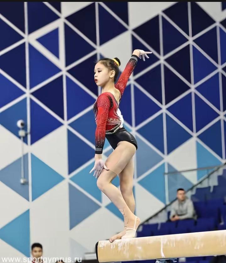 一个女孩在平衡木上优雅地表演。你认为体育运动会耽误学习吗 体操美学名场面 专业体