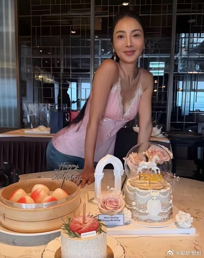 曹格前妻吴速玲47岁了。 想当年我们是通过《爸爸去哪儿》里的萌娃认识的这一家人。