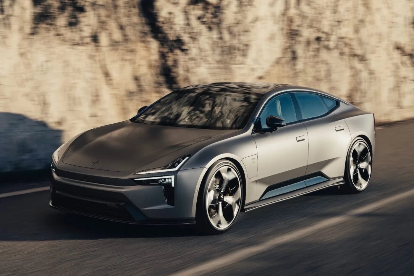 Polestar 5 线条真凌厉呀好看的 就是这中控屏还在坚持用竖屏呢？都202