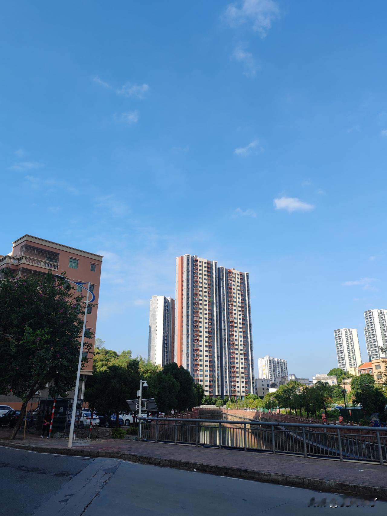 高楼耸翠岭，碧水映晴空。