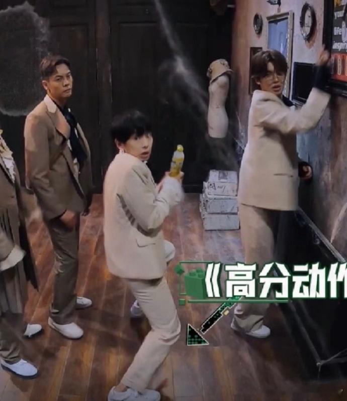 彭昱畅这一跪是不是有点太熟练了 彭昱畅的膝盖自带缓冲系统吧？这超绝滑跪动作丝滑得