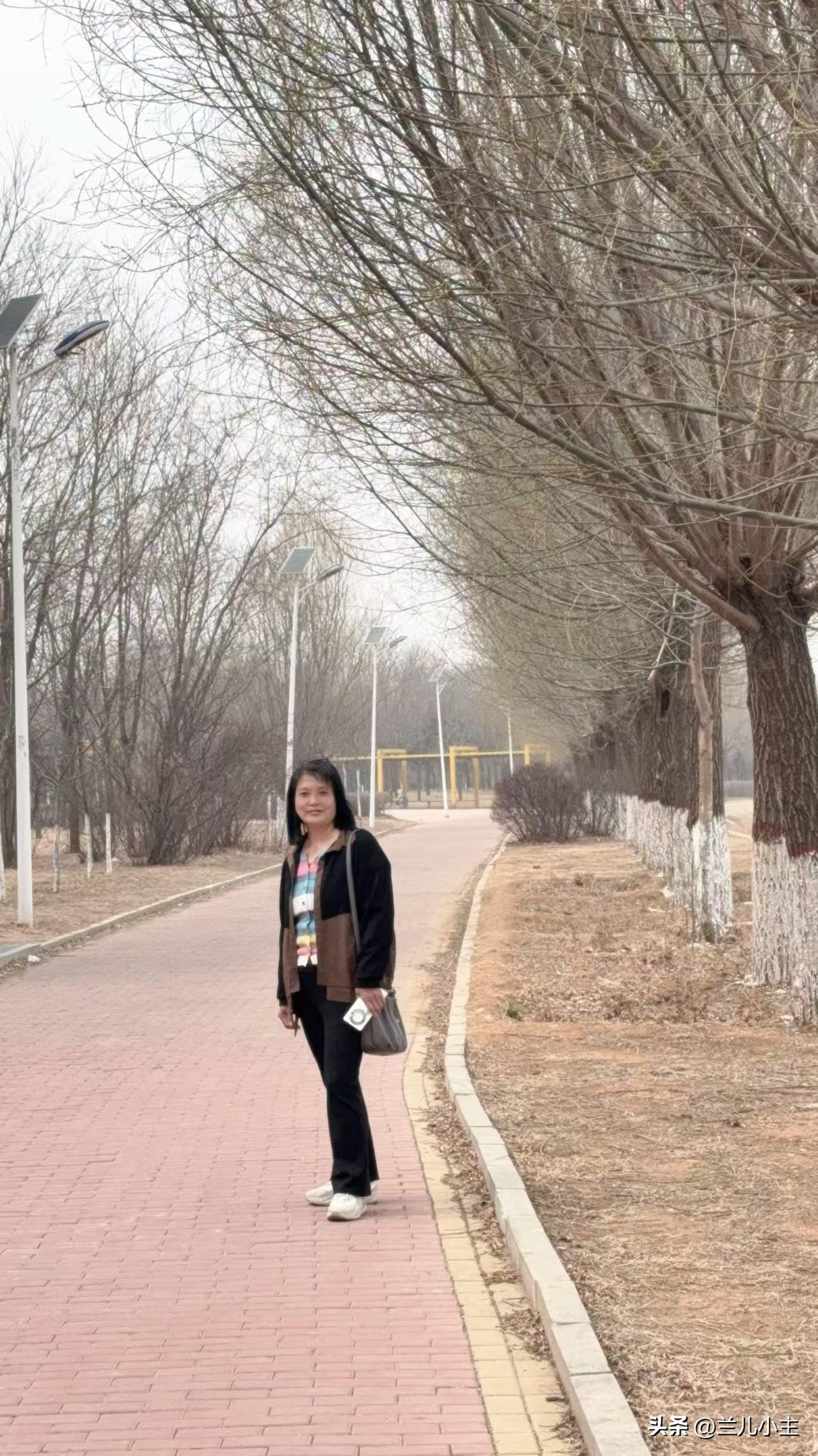 因为没玩尽兴，我和闺女在家休息一个小时，又出发来河边看看。

也许是来早了，树还