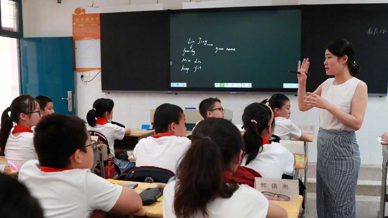 【代表建议推行12年义务教育】建议将普职分流推迟至高考阶段 2026年全国两会期