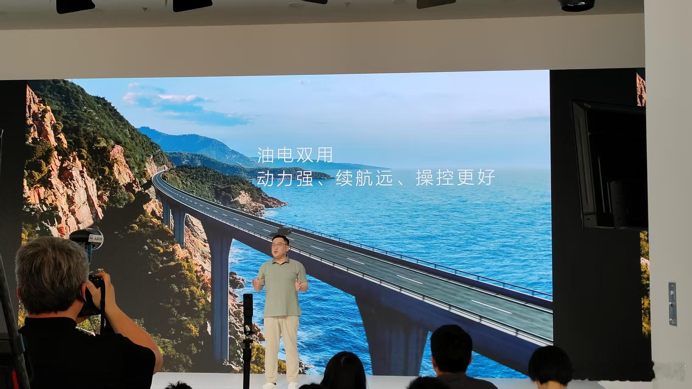Hi4性能版智能电混四驱系统，油电双用，动力强，续航远，操控更好，是长城魏牌的核