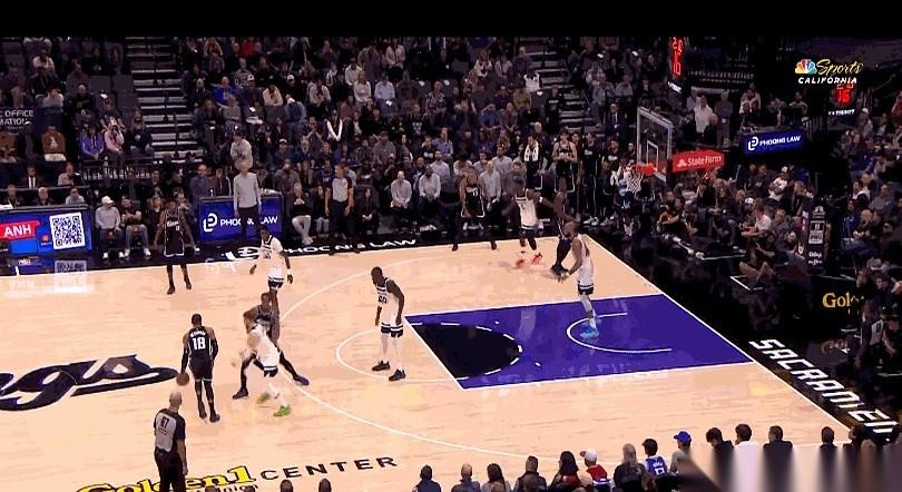 就这一下，传球直接被断。
我心里“咯噔”一下，完了，要命的失误。
真的，就那一瞬