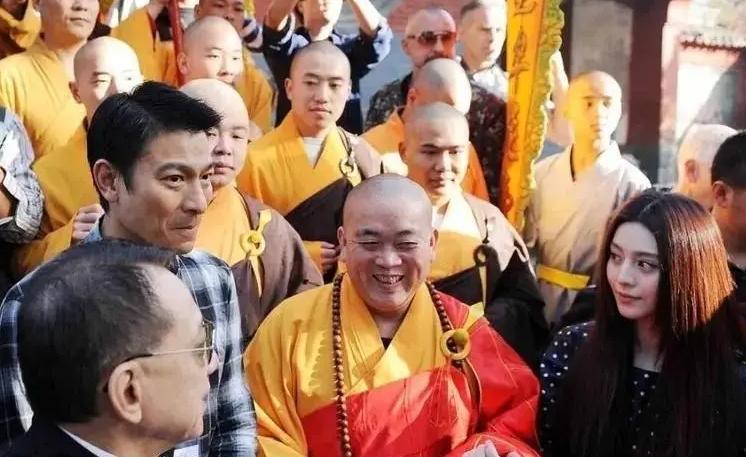 释永信早就被曝过，
私生活混乱等问题，
但当时没事，
这次算是实锤了，
他早年把