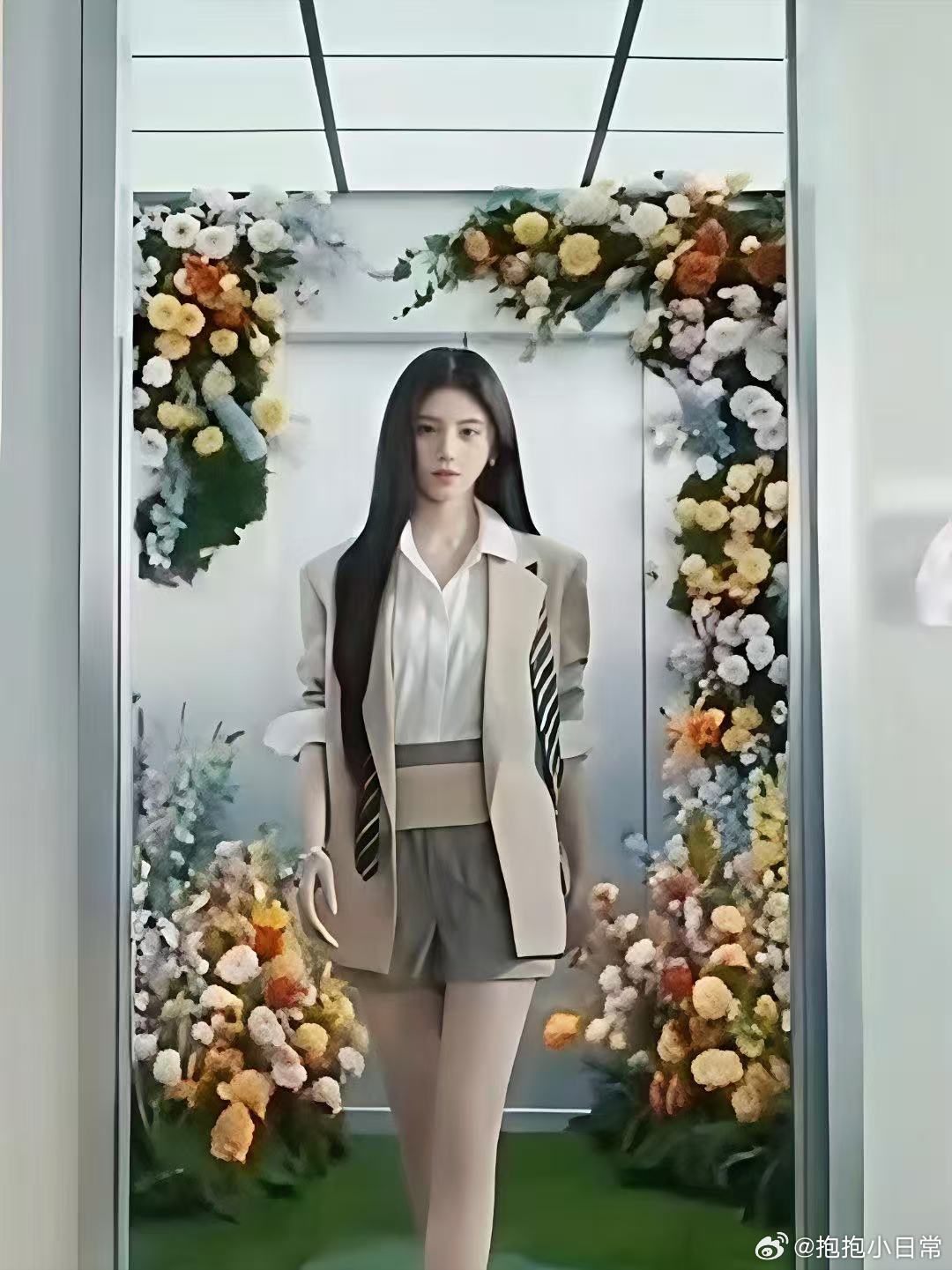 鞠婧祎西装短裤鞠婧祎OL风 被鞠婧祎的OL风造型圈粉，西装短裤的组合干练又显活力