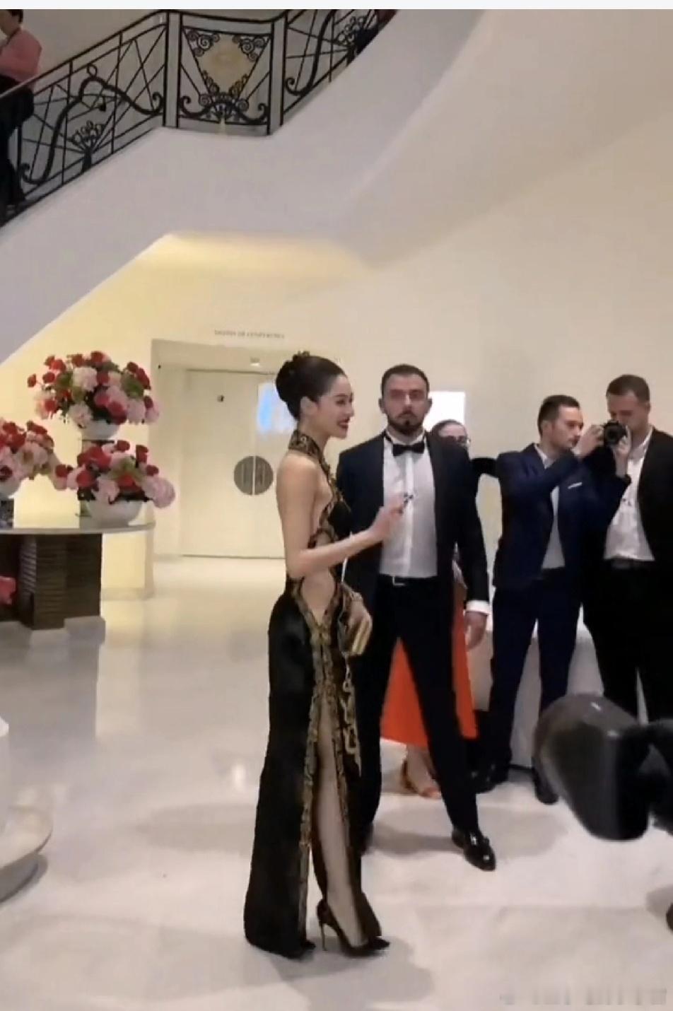 钟楚曦每次给人的感觉都是老娘穿那么美，不可劲儿展示就浪费了，很多人看到镜头那么多