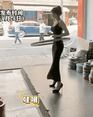 她身材已经很好了，但还是这么努力锻炼[赞]
