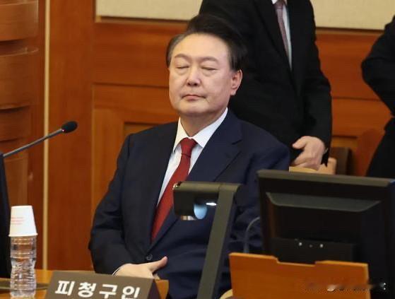 尹锡悦被继续羁押，心里肯定不悦还是不会配合特检组的调查！特检组也是想到了这一点，