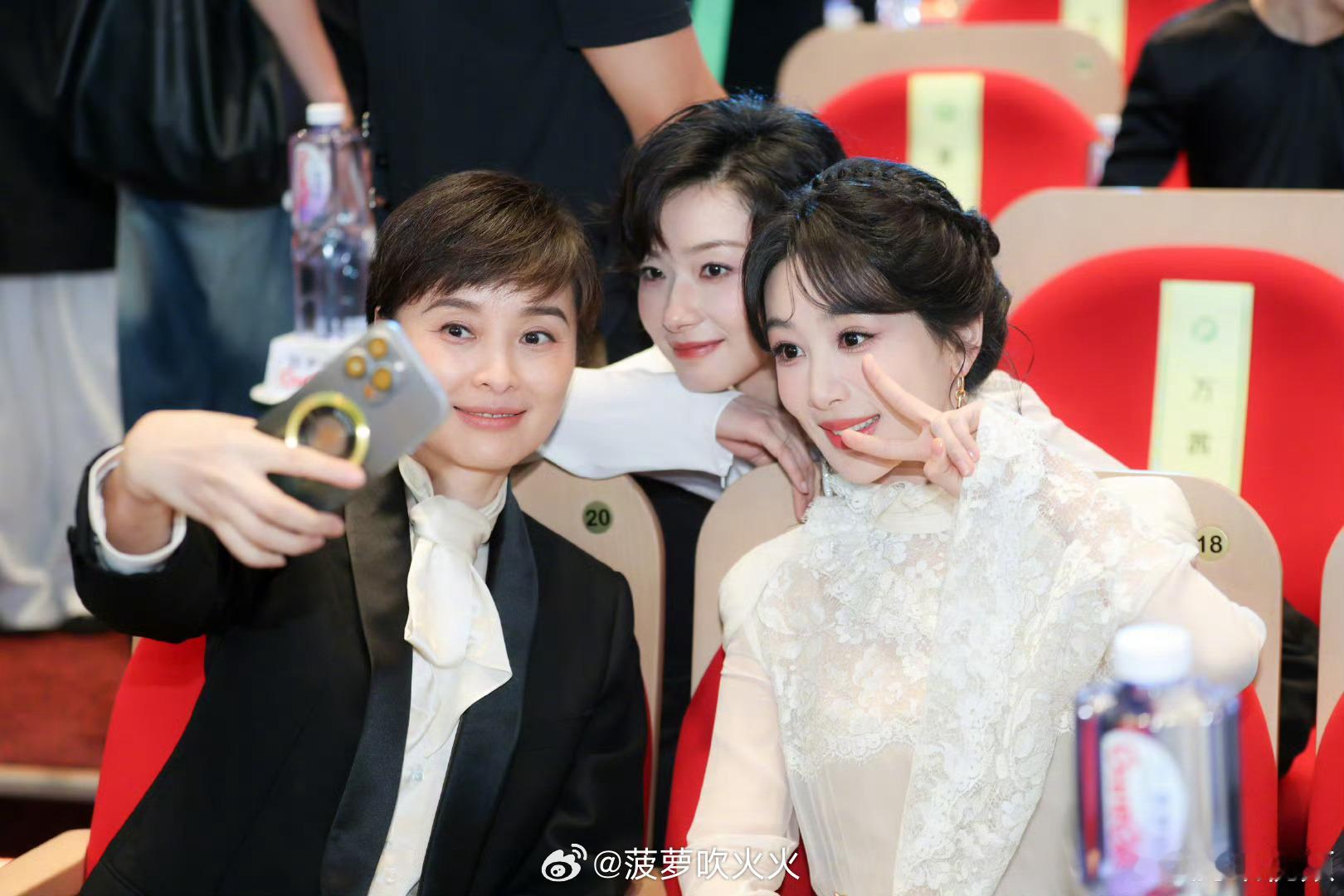 美女的旁边是另一个美女[哇]吴越万茜杨紫白玉兰自拍 ​​​