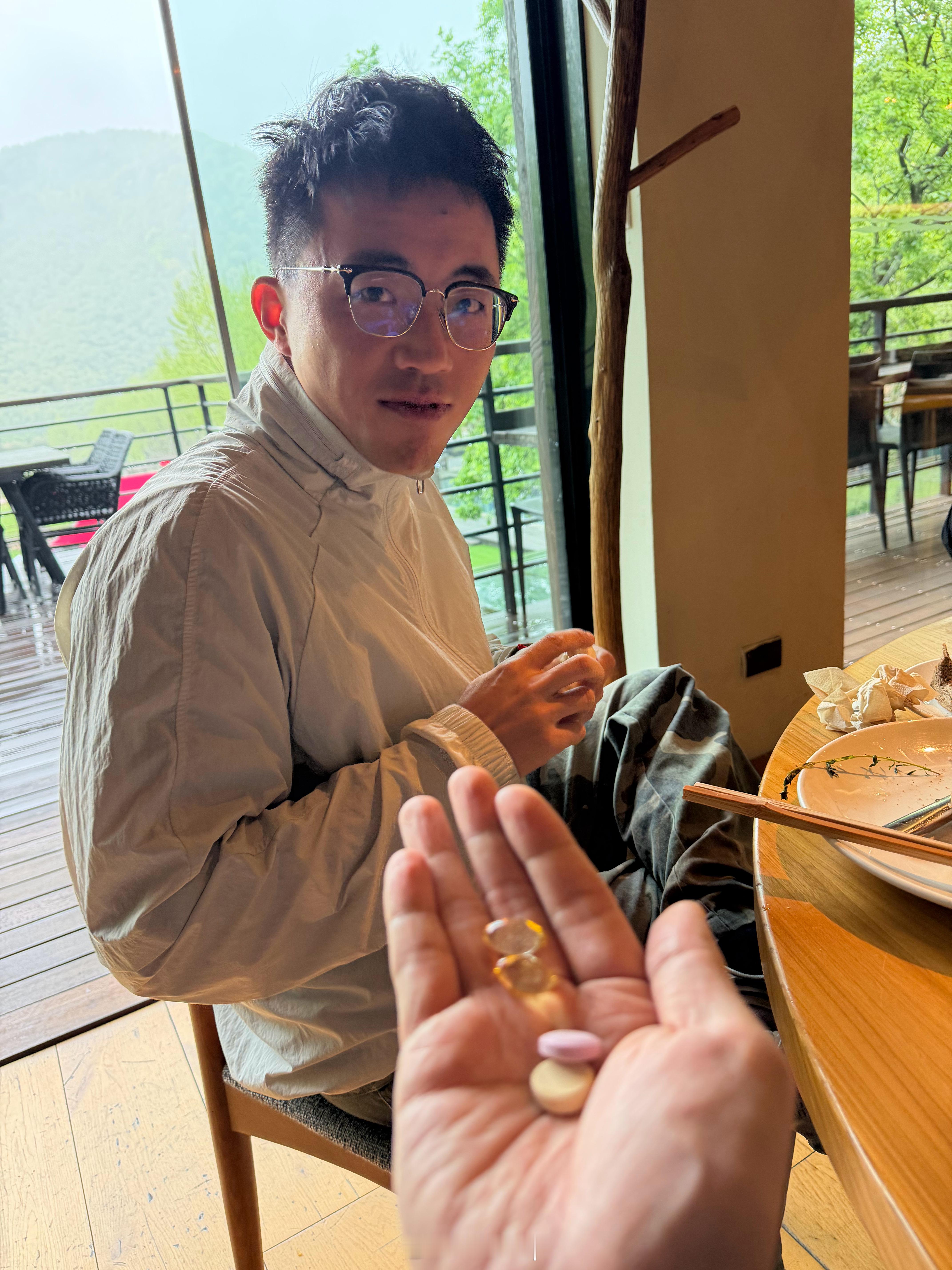 真是个好人，他自己补充维生素的时候看我太虚了，各种鱼油，钙和B族都分享给我吃，以