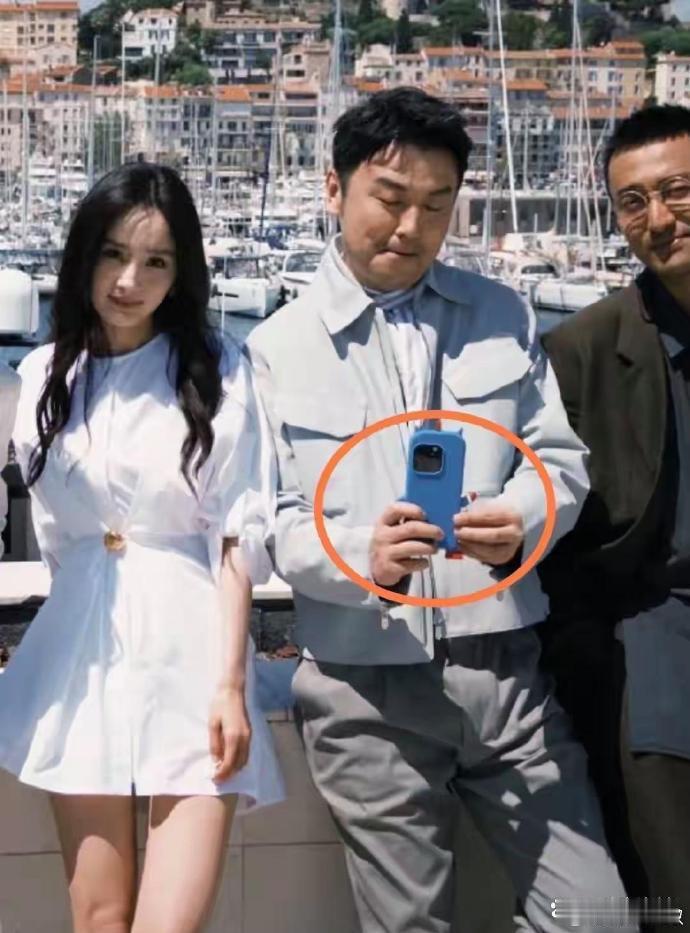 雷佳音是会抢镜的，别人配合摆pose，他一个人拿着手机自拍。 ​​​