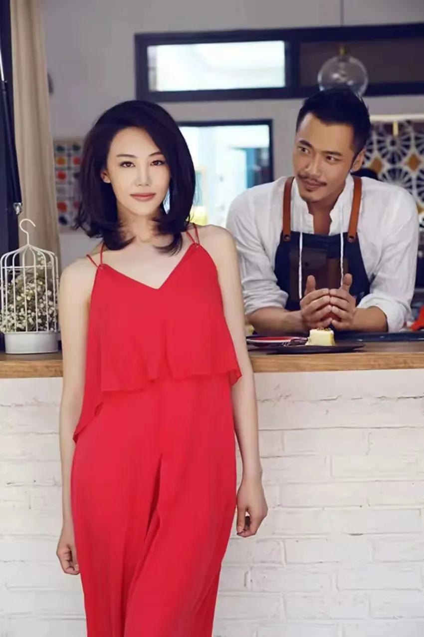 原来就感觉这两个人眼神儿有问题。
还真的是情侣和夫妻。
王姬的女人，和前主持人的