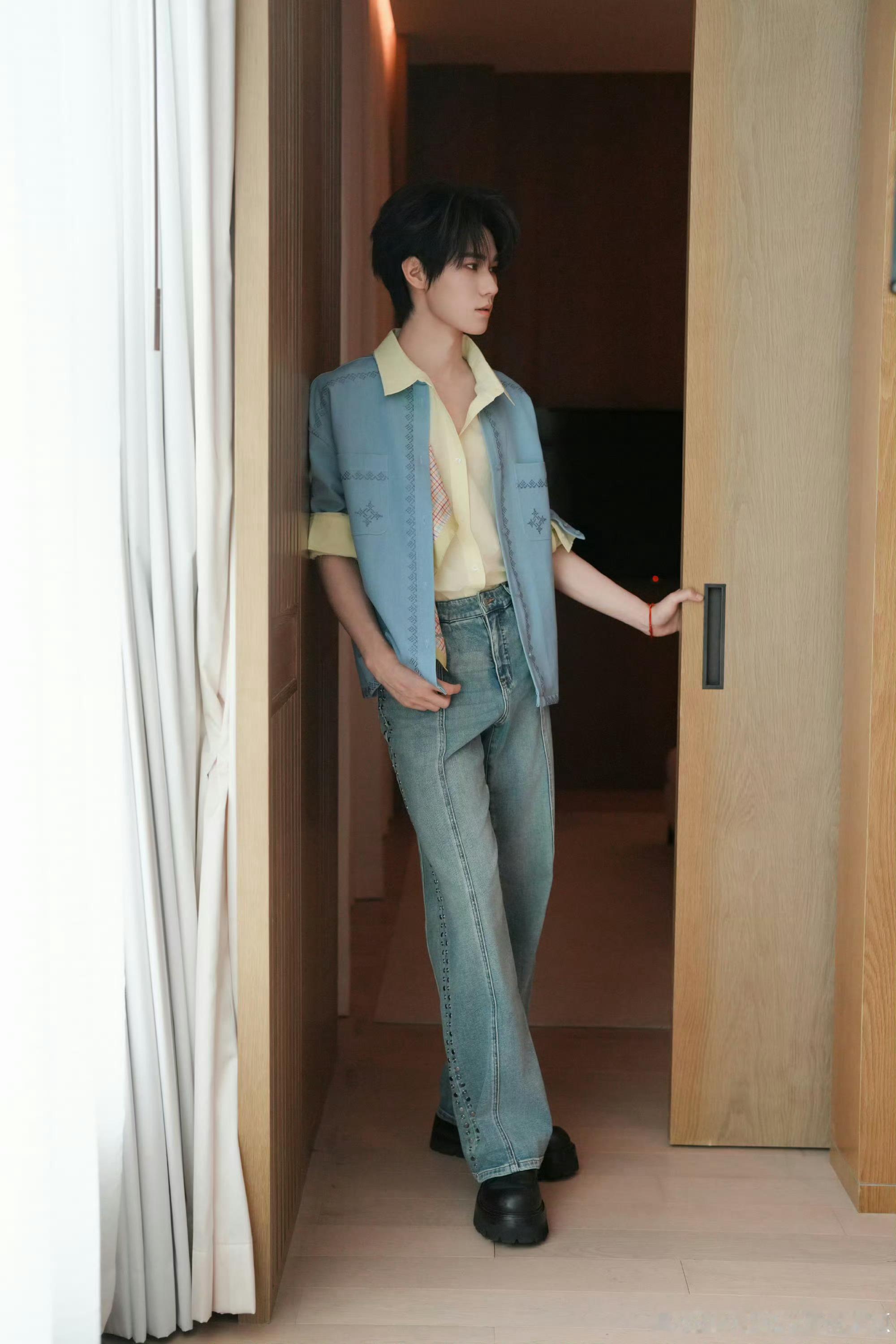 张真源张真源对彭昱畅说你坏蛋彭昱畅张真源坐张宥浩身上 吓得直接挂身上，还不忘撒娇