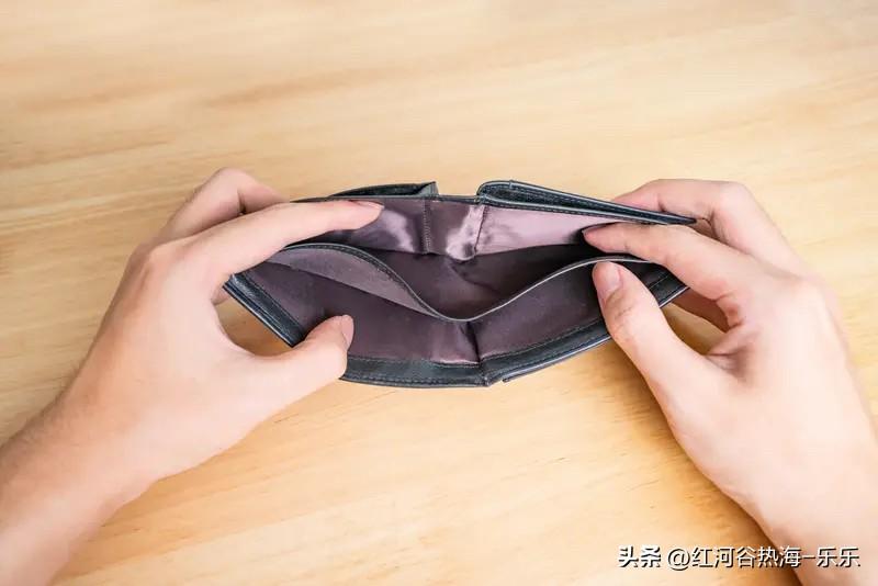 性格比较利己的人比较容易让人从穷人，很快的爬到中产，
但是再往上走，这种极度利己