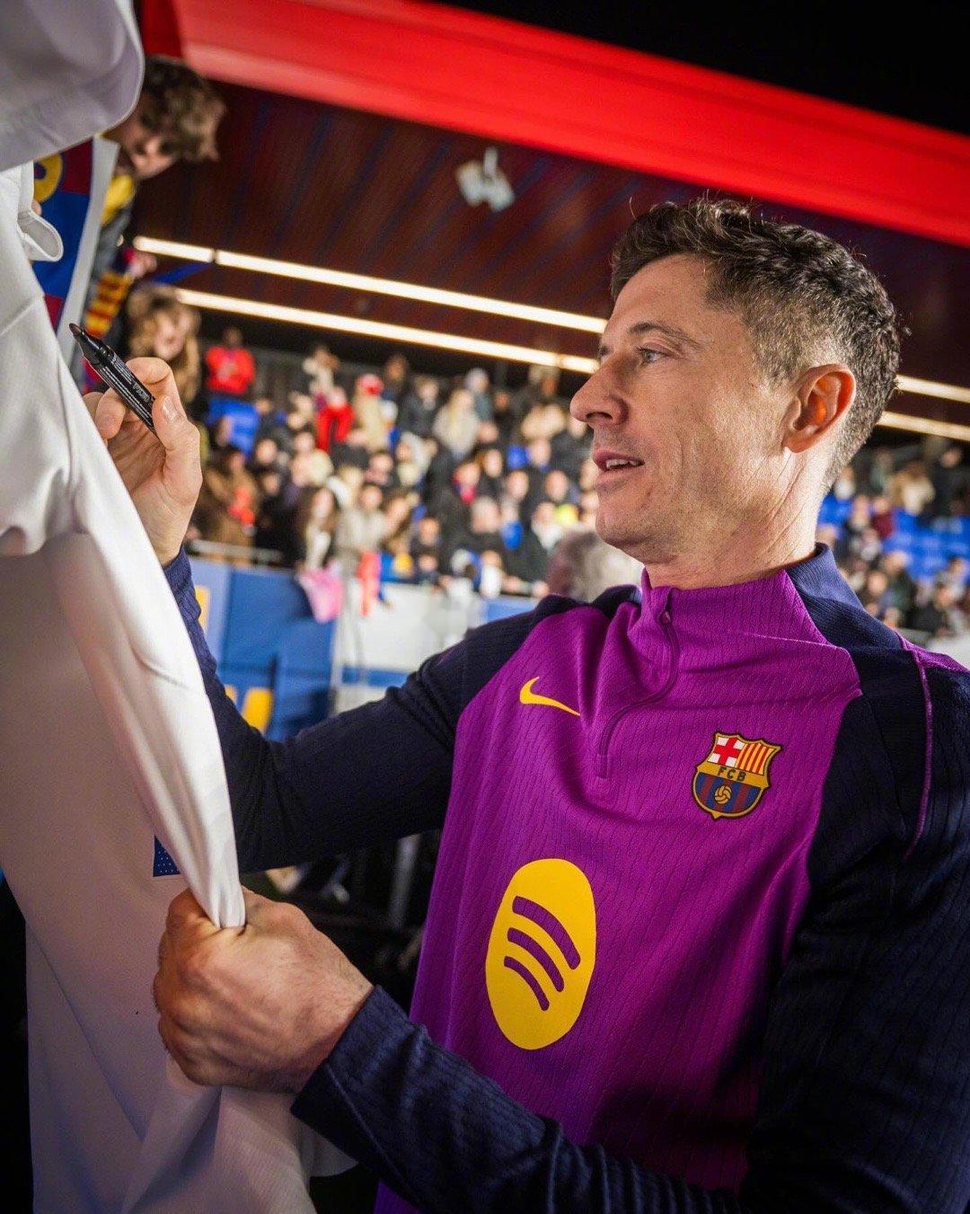 ✍🏻签完你的签他的，签完他的签你的，签完你的签她的………球员们心里有数，这种场