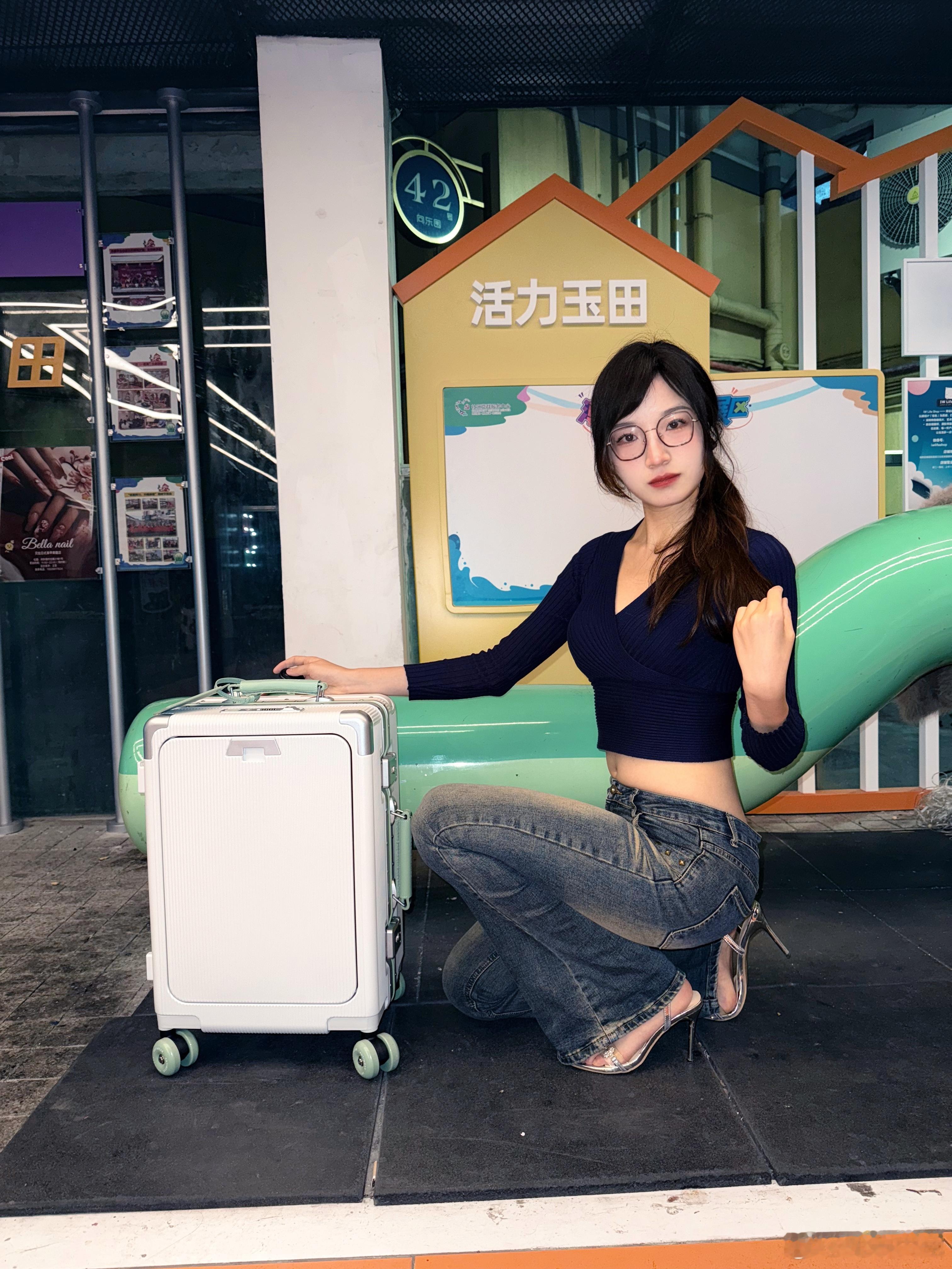 哪一张呀？！两种眼镜对比我还是更适合我自己的，银框会显得我中庭很长