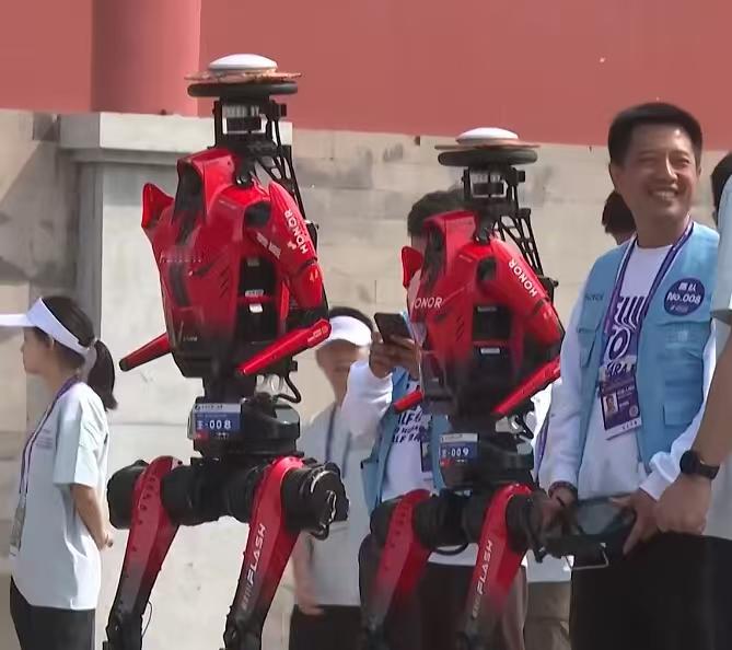 【荣耀机器人赛道狂跑！未来运动会展现眼前】
一声发令枪响，这台红色闪电“HONO