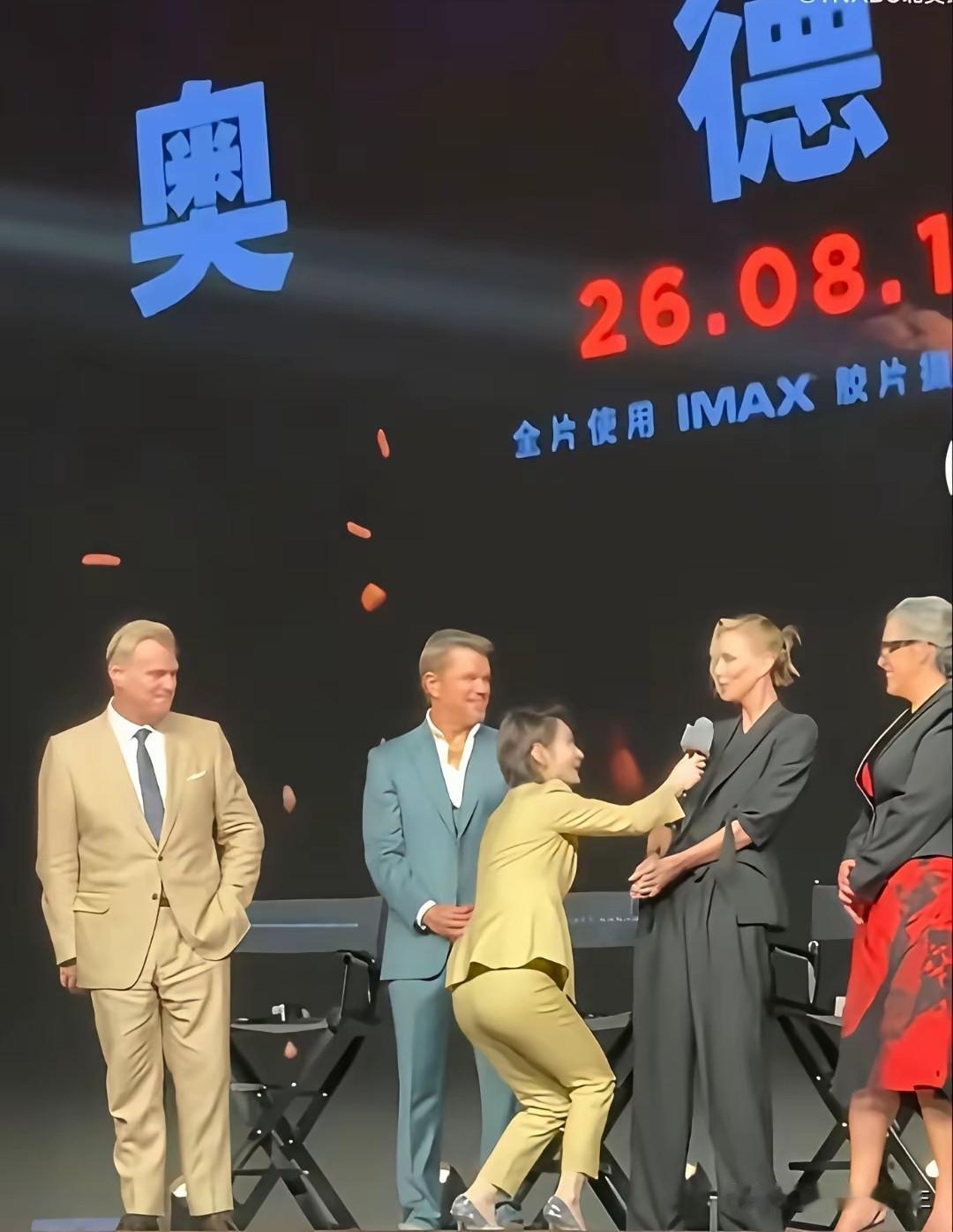 陈璇的这个采访姿势，应该是现场导演的要求，大家还是宽容一点吧！

这两天主持人陈