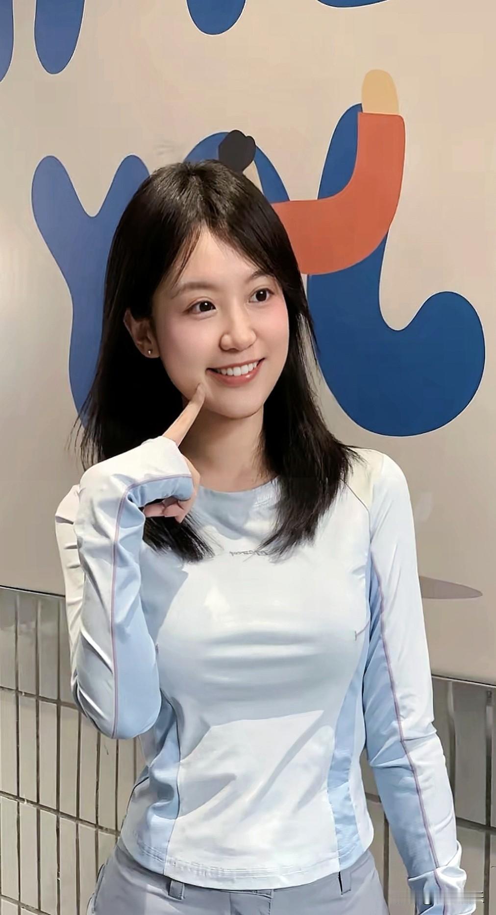 小姐姐嫣然一笑，万般温柔，玉指轻贴脸颊，干净又灵动。分享一下你随手拍下的照片 分