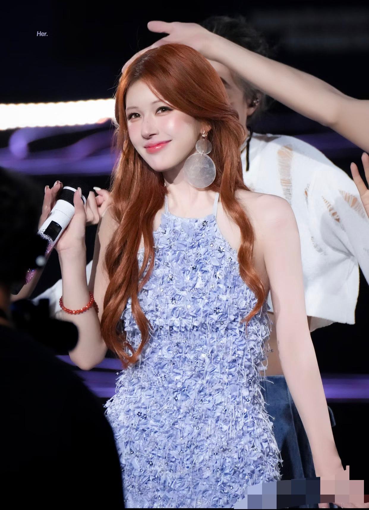 毫无疑问，
估计最开心的就是露思的粉丝了，
因为期待已久的生日会，赵露思用实力交