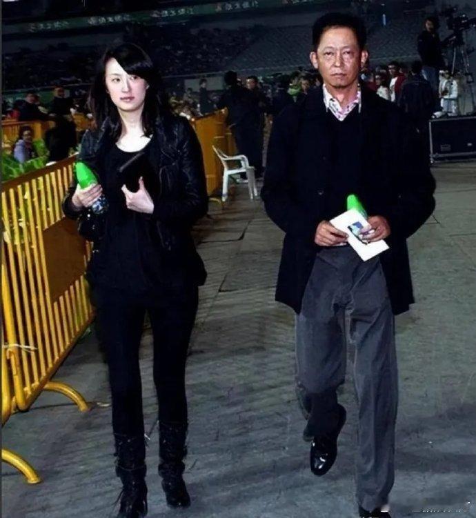 王志文这张照片似满心不悦，满脸不开心，身旁老婆却淡定自若，不知背后有着怎样的故事
