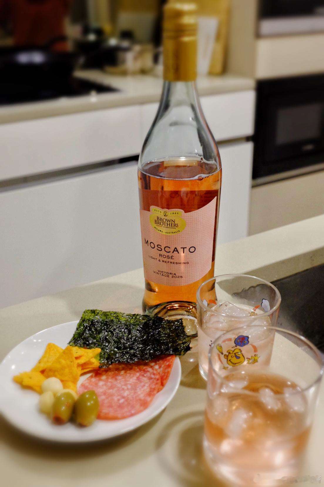 Happy hour，和我弟媳一起小酌一杯🥃，零食吃吃，减肥白搭🫩 