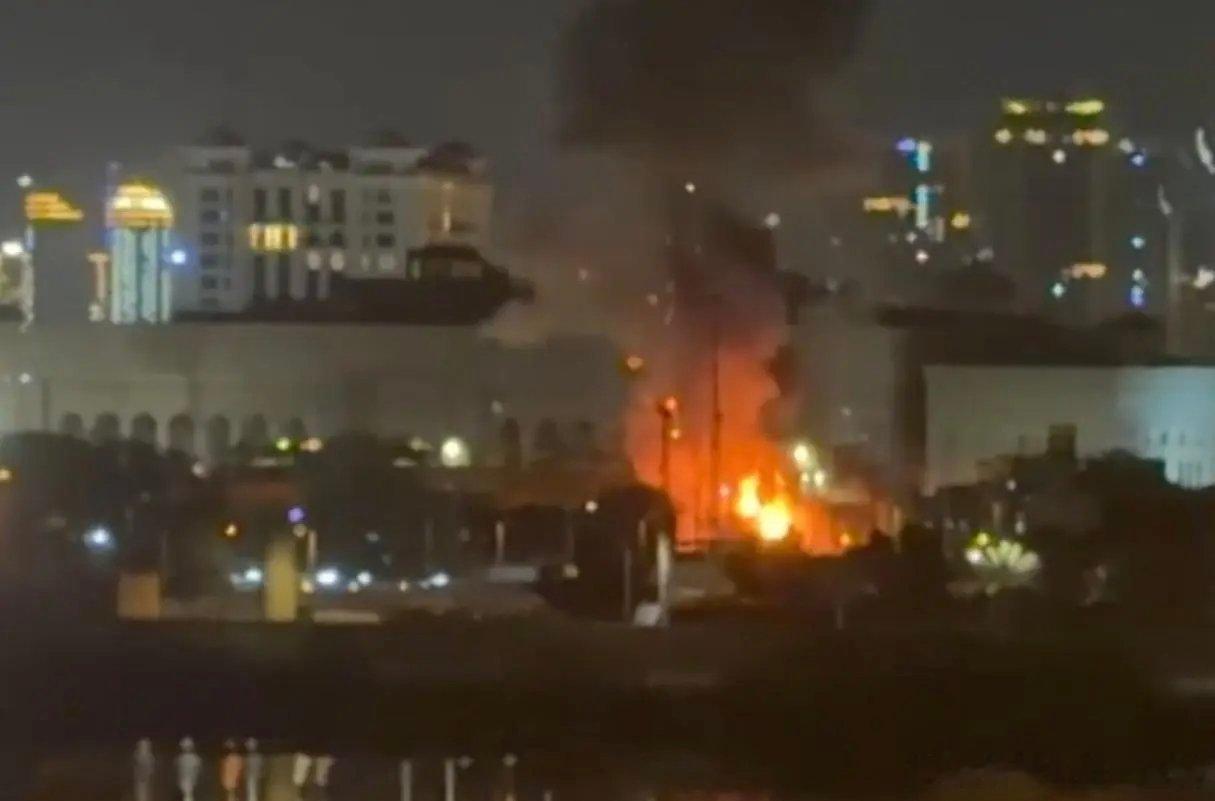 【美国驻伊拉克大使馆遭袭】当地时间17日凌晨，位于伊拉克首都巴格达“绿区”的美国