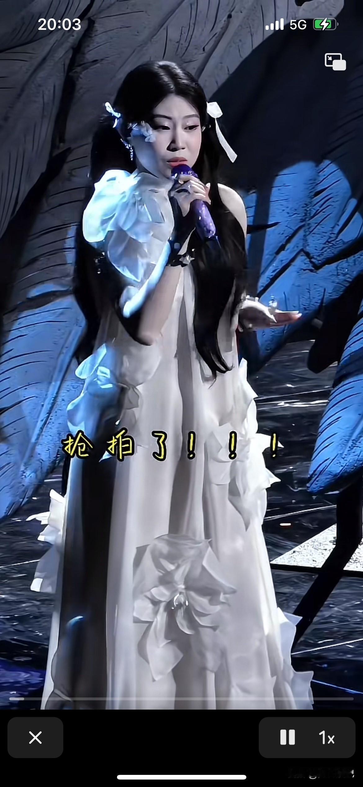 小沈阳的女儿沈佳润在舞台上失误严重，
可能是跟毛不易这样的大明星同台演出，有压力