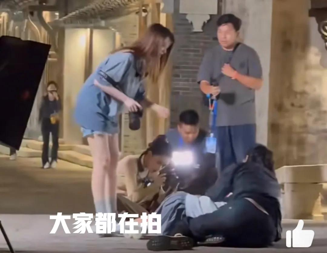 那英意外摔倒，无人搀扶反遭镜头紧逼？网友质疑：追求热度还是关心艺人安全？