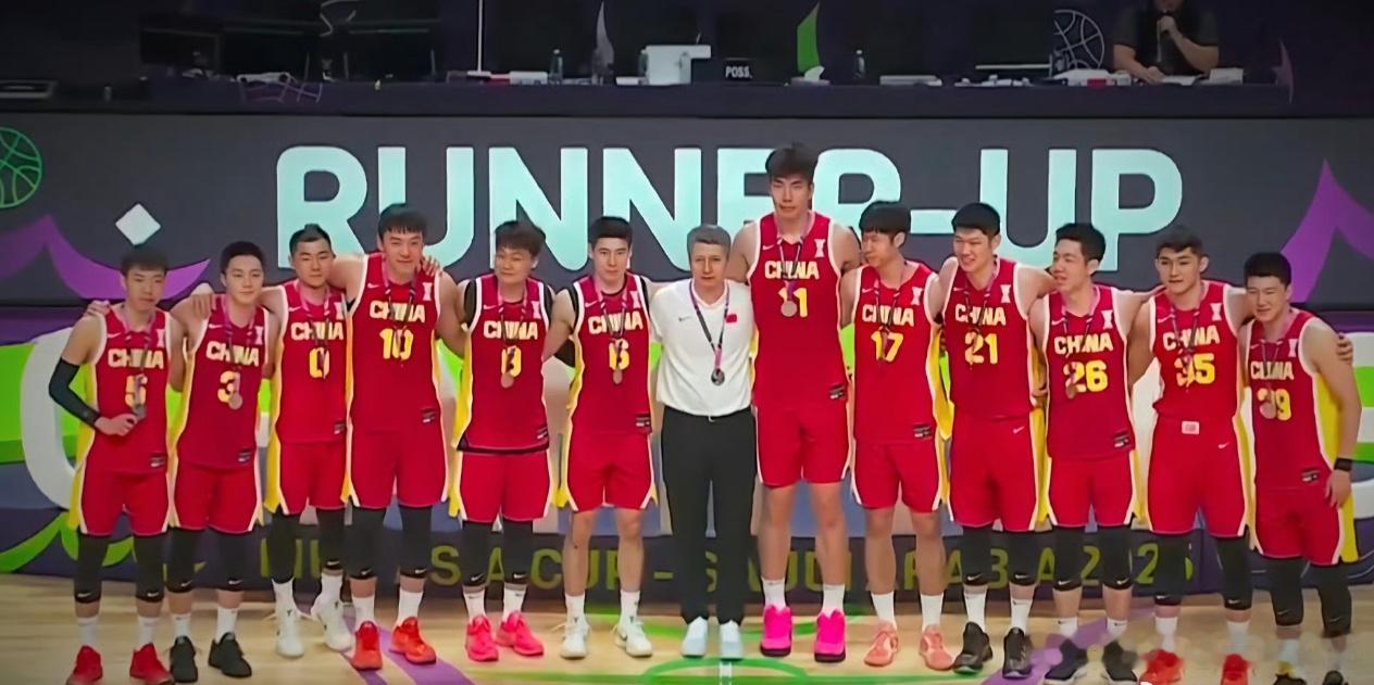 中国男篮这块银牌含金量足够高所有人都值得肯定，包括淘汰赛阶段的胡明轩👏 ​​​