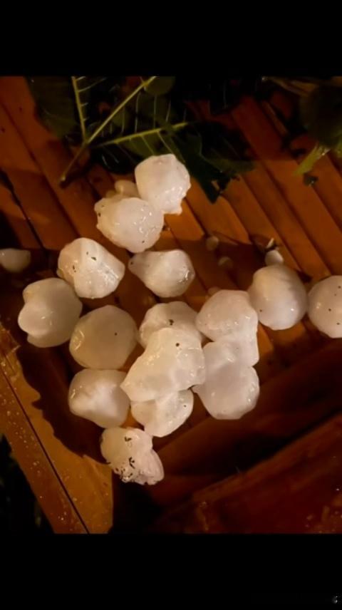 云南永胜今晚突然下大冰雹雨看看大小，注意安全啊😦云南今晚冰雹雨好恐怖