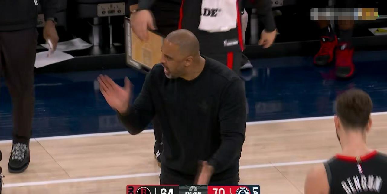 你见过防守教练最大的讽刺吗？
乌度卡，这位以打造铁血防守闻名的教练，正在执教一支