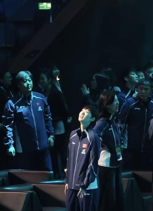 连光都偏爱王曼昱！澳门世界杯颁奖礼结束后，国乒团队的教练与队员一起等待合影间隙，