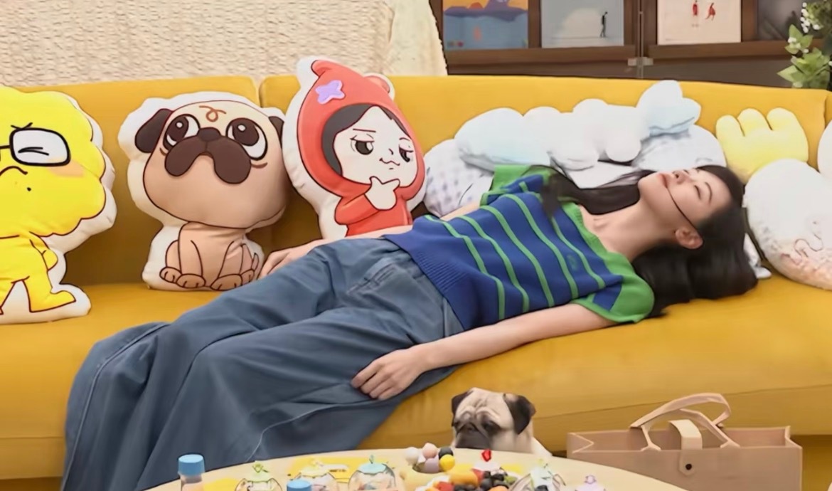 陈都灵躺下即出片好薄的一条人 