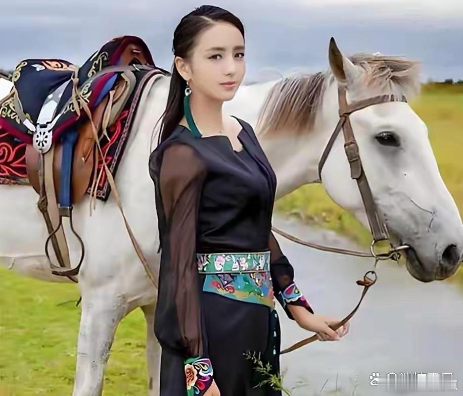 佟丽娅回新疆伊宁，穿锡伯族传统服饰，又美又飒～ ​​​