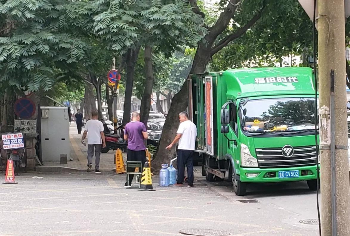 就在昨天，有网友让我帮着打听，这辆卖水车什么时候来曹县路？
就在刚才，我去看了，